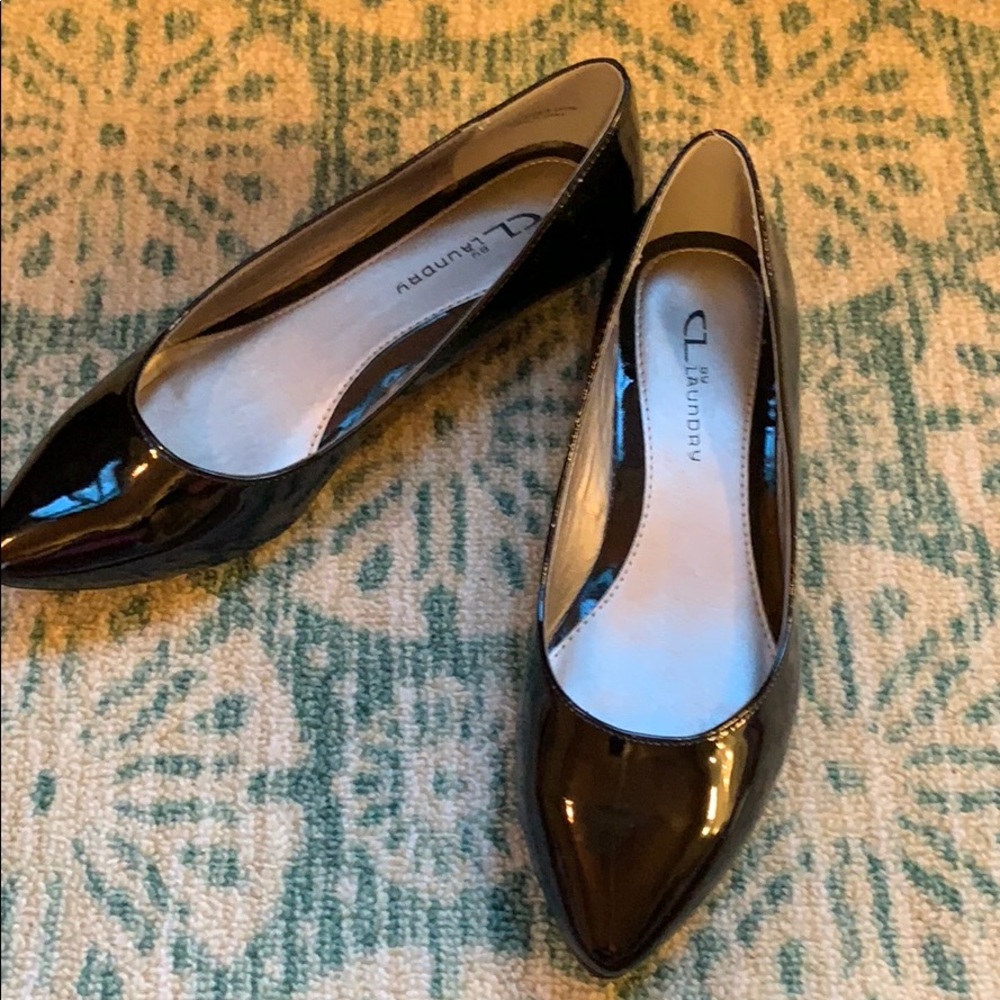 By CL Laundry size 8 black dress shoes.